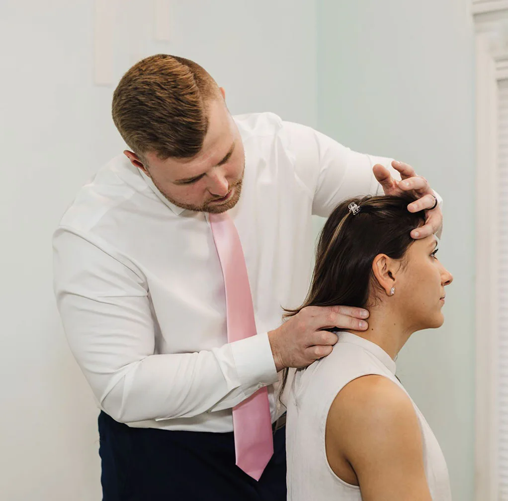 DrBender-branding-chiropractor-ajustment-min